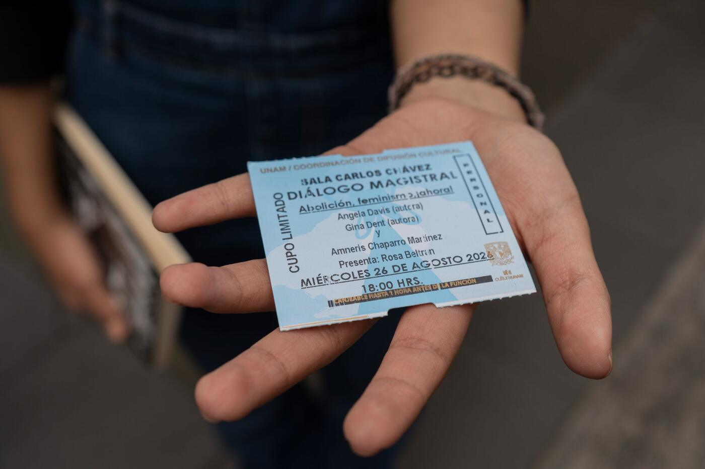 Una mano sostiene un boleto de acceso a la Sala Carlos Chávez.